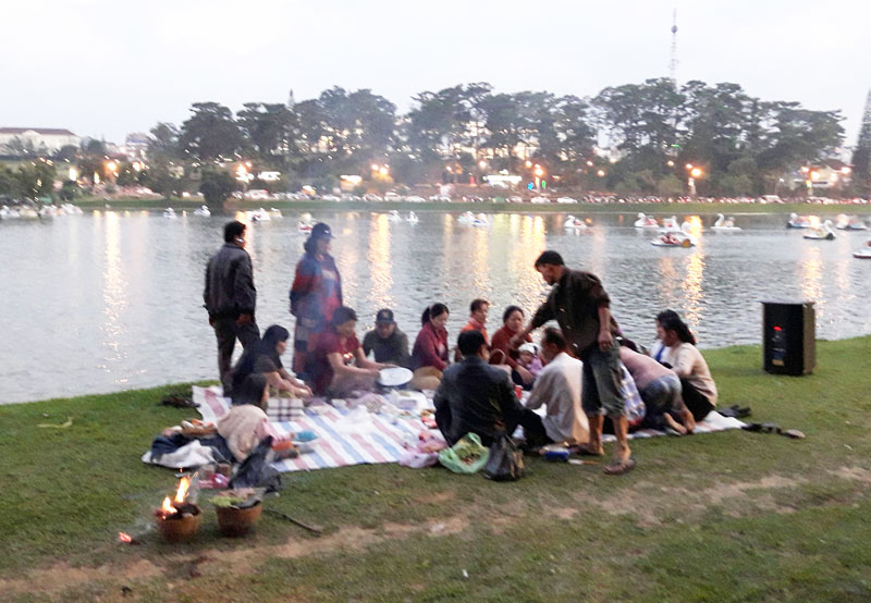 Nhóm picnic bên hồ Xuân Hương