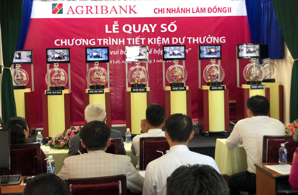 Agribank Lâm Đồng tổ chức quay số, tặng quà cho khách hàng