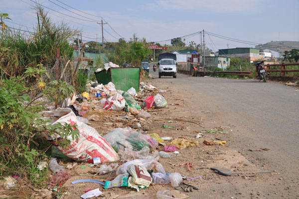 Rác thải ngay chân cầu