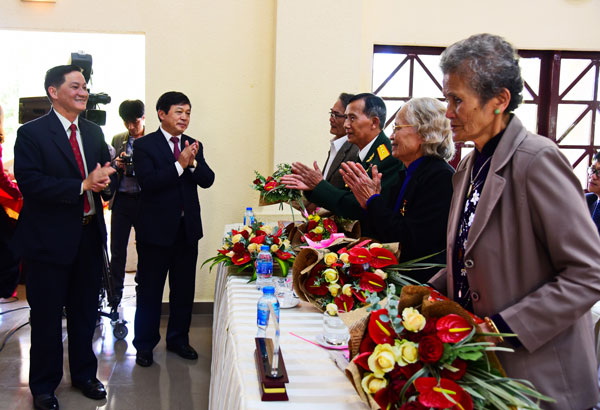 Tặng quà cho các Mẹ Việt Nam anh hùng