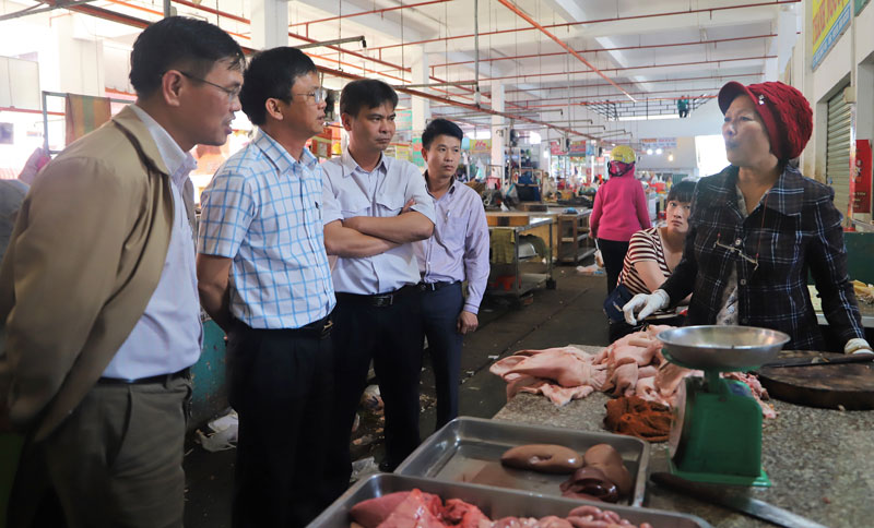 Lãnh đạo các sở ngành và TP Bảo Lộc kiểm tra tình hình kinh doanh thịt heo tại chợ Bảo Lộc