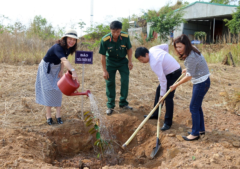 Trồng cây kỷ niệm ở Binh đoàn 16