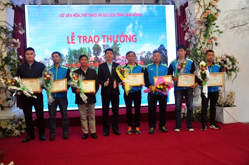 Trao thưởng cho các huấn luyện viên bộ môn đạt nhiều thành tích trong năm 2018