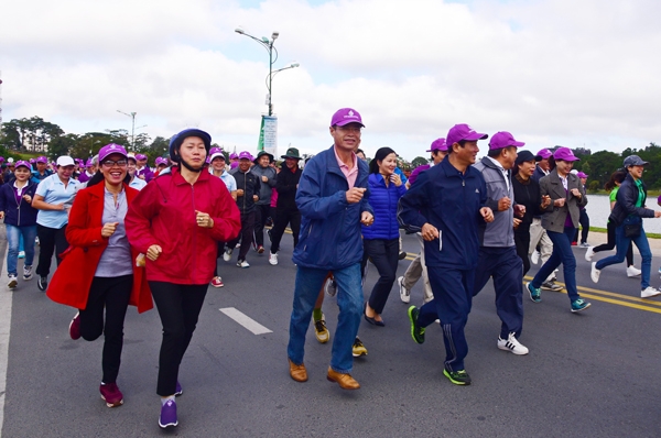 Đông đảo cán bộ và người dân chạy hưởng ứng Ngày chạy Olympic vì sức khỏe toàn dân