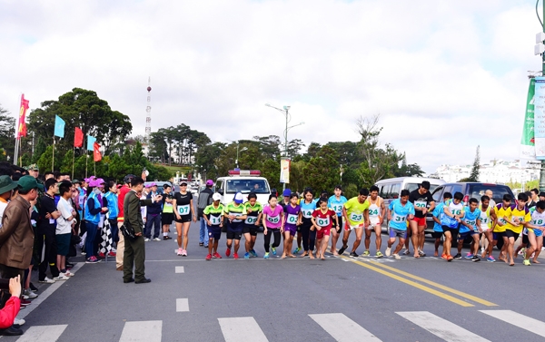 Xuất phát 5km cho nữ tuyển và 10km cho nam tuyển Giải việt dã vô địch tỉnh - Giải việt giã truyền thống 26/3