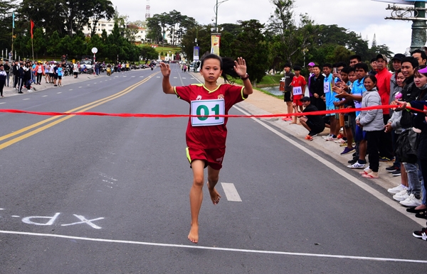 Về đích 5km nữ tuyển