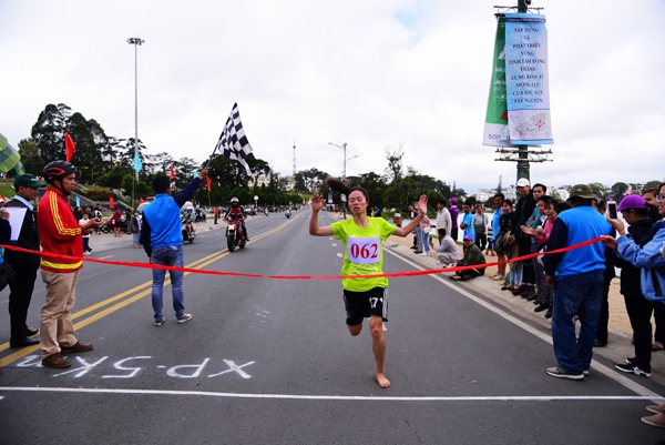 Về đích 3km nữ