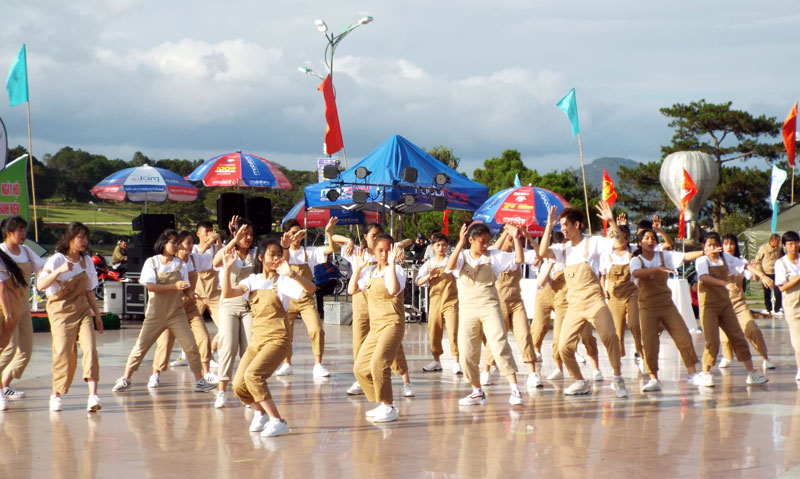 Nhóm nhảy Đơn Dương phong cách mới lạ