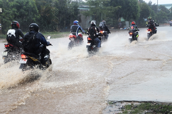 Xe cộ qua lại gặp rất nhiều khó khăn