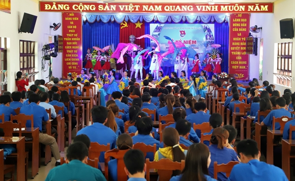 Văn nghệ chào mừng buổi lễ