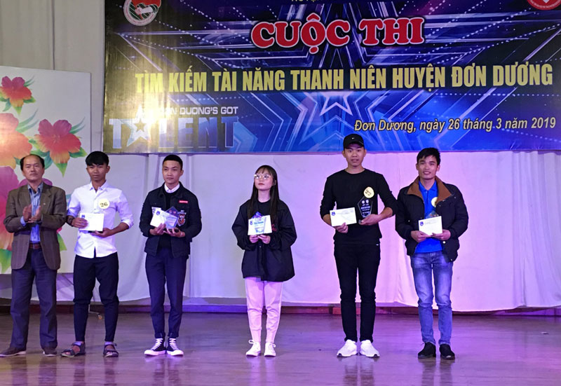 Trao giải cho các tiết mục xuất sắc trong hội thi