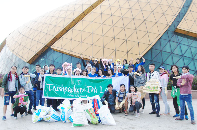 Các tình nguyện viên nhóm Trashpackers Đà Lạt chụp hình lưu niệm trước giờ làm việc