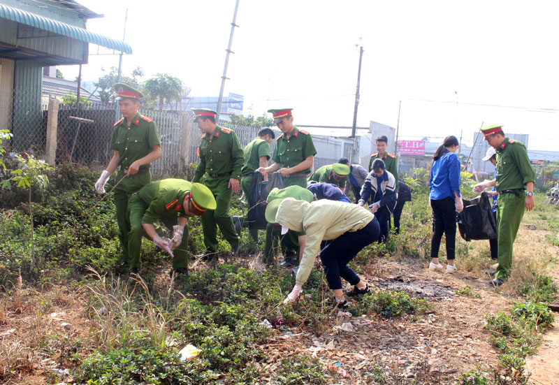 Đoàn viên thanh niên Đức Trọng ra quân Ngày Chủ nhật xanh. Ảnh: T.Vũ