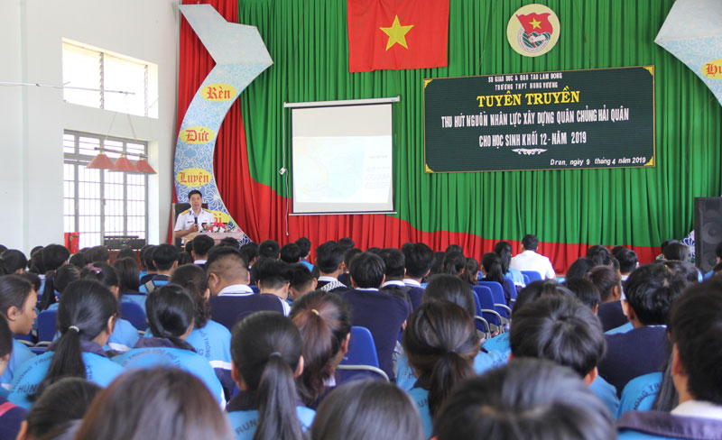 Phối hợp tuyên truyền biển, đảo cho học sinh THPT