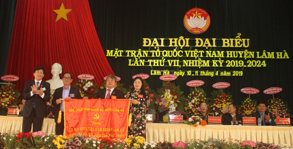 Bí thư Huyện ủy Lâm Hà Hoàng Thanh Hải trao bức trướng cho đại hội mang dòng chữ “ Đoàn kết  - Đổi mới – Hiệu quả - Phát  triển”