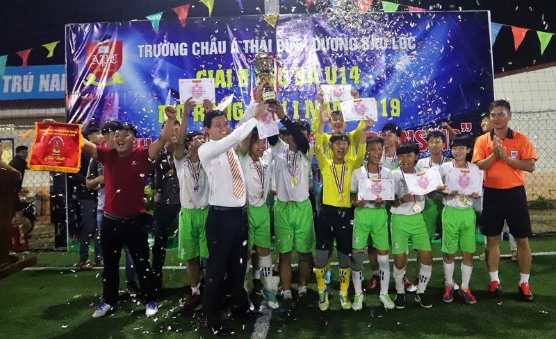 Ban tổ chức trao Cup vô địch cho U14 Lộc An