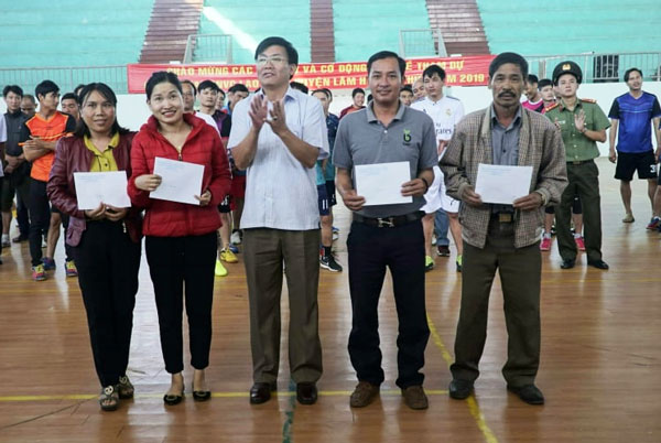 Đồng chí Hoàng Thanh Hải, Bí thư Huyện Ủy Lâm Hà trao quà cho đoàn viên CNVC, NLĐ nghèo tại lễ phát động tháng Công nhân