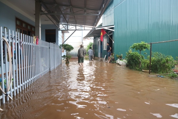 Nhiều nhà dân tại đường Trương Văn Hoàn bị ngập do trận mưa lớn chiều nay