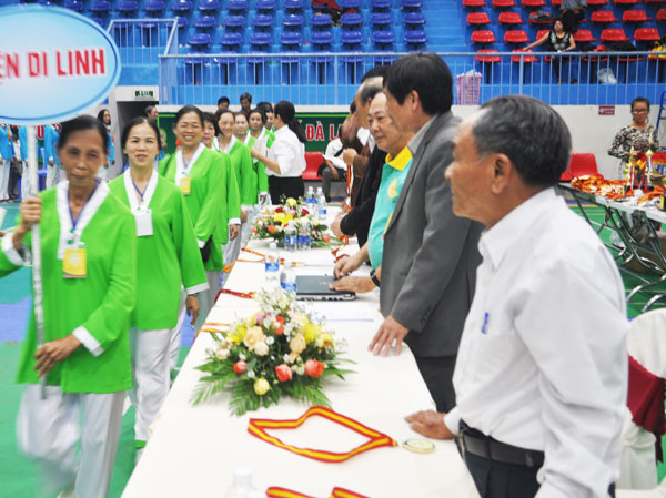 Trao Huy chương Vàng cho các VĐV đội Di Linh