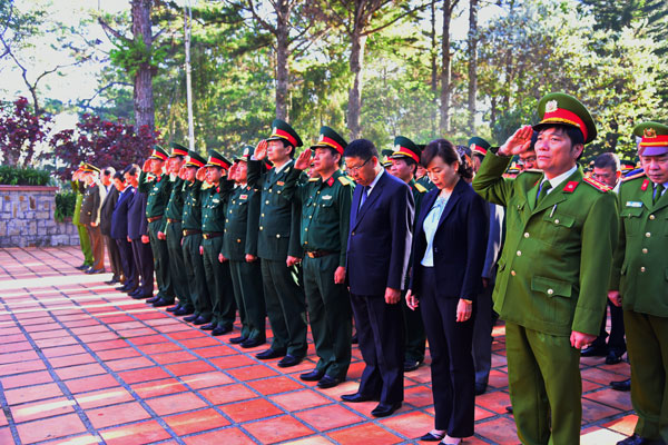 Lãnh đạo tỉnh viếng Nghĩa trang liệt sỹ