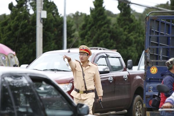 Tại các ngã 3, ngã 4 khu vực trung tâm TP, lượng xe lưu thông khó khăn vào giờ cao điểm 