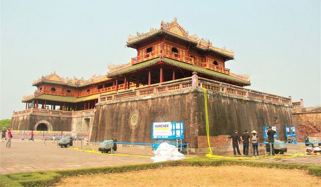 Cổng Ngọ Môn Huế đang trong giai đoạn tu sửa.