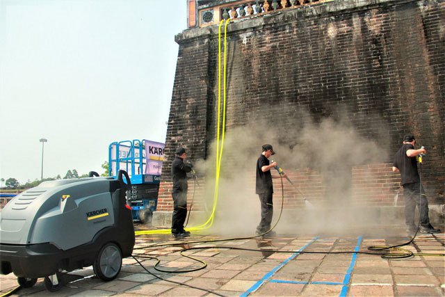 Các nhân viên đang tẩy rửa cổng Ngọ Môn bằng công nghệ mới.