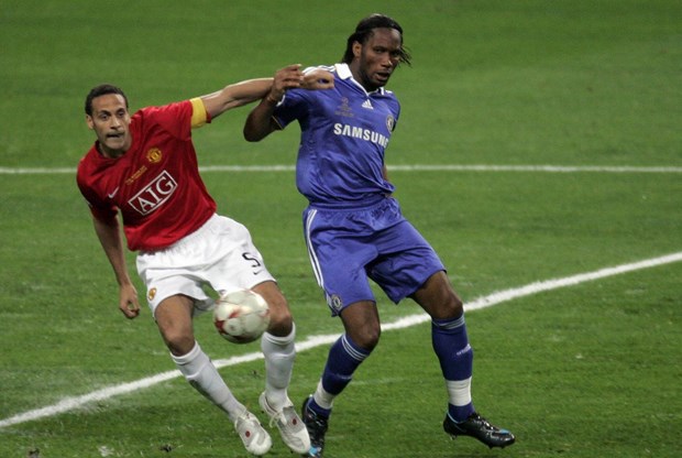 Ferdinand và Drogba khi còn đối đầu tại Premier League.