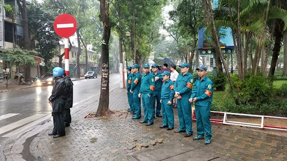 Từ sáng sớm, các lực lượng chức năng đã có mặt trên nhiều tuyến phố quanh Nhà tang lễ Quốc gia để phân luồng giao thông; an ninh ở khu vực này được thắt chặt.