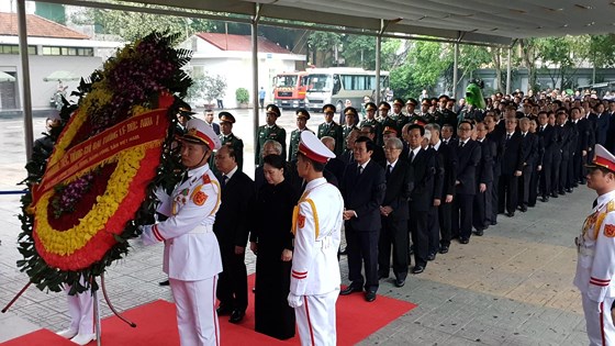 Đoàn Ban Chấp hành Trung ương Đảng do Thủ tướng Nguyễn Xuân Phúc dẫn đầu vào viếng