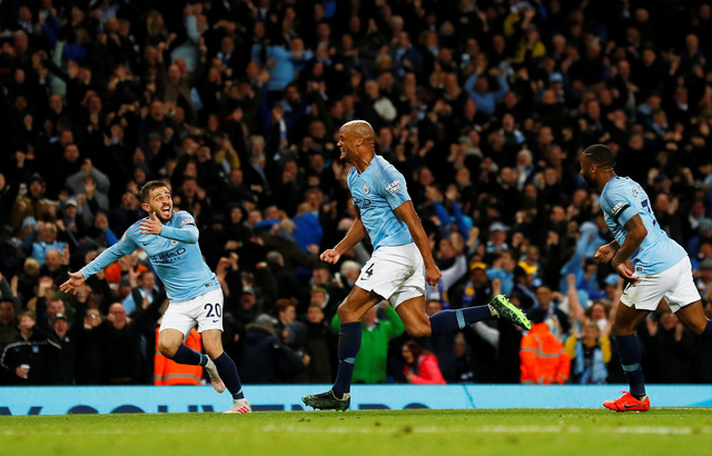 Niềm vui của Kompany sau khi ghi bàn cho M.C - Ảnh: REUTERS