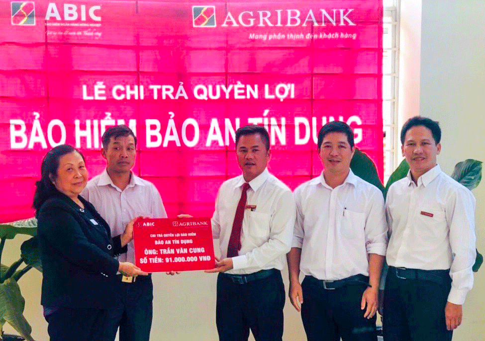 2 khách hàng của Agribank Chi nhánh Lâm Ðồng II được chi trả Bảo hiểm Bảo an tín dụng