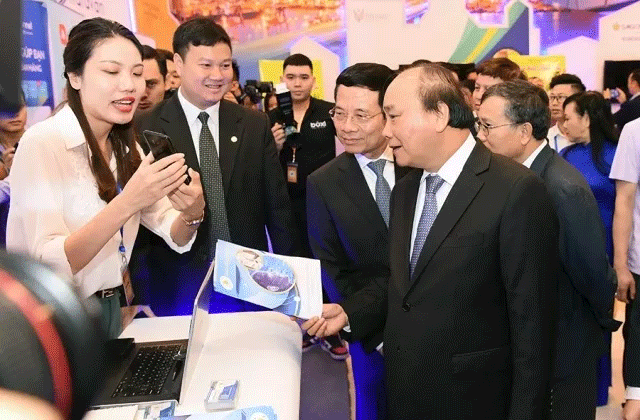 Thủ tướng Nguyễn Xuân Phúc tham quan triển lãm bên lề Diễn đàn quốc gia phát triển doanh nghiệp công nghệ Việt Nam trưng bày những sản phẩm 