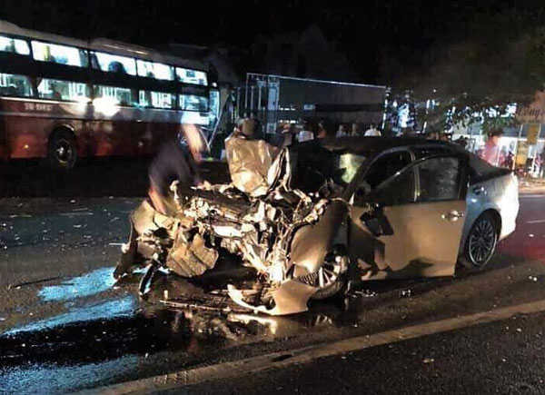 Hiện trường vụ tai nạn khiến 2 người ngồi trên ô tô con tử vong tại chỗ