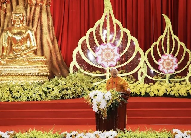 Hòa thượng, Giáo sư, Tiến sĩ Phra Brahmapundit, Chủ tịch sáng lập Ủy ban Tổ chức quốc tế Đại lễ Phật đản Liên hợp quốc phát biểu.