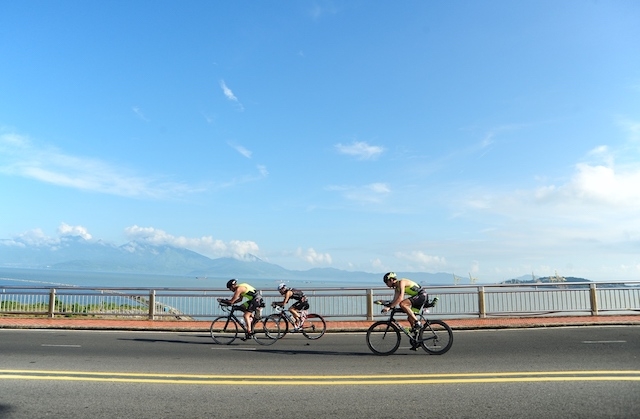 Các vận động viên tranh tài nội dung đạp xe 90 km.
