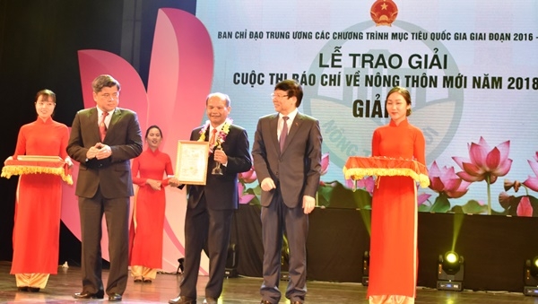 Nhà báo Võ Văn Việt, Phóng viên Báo Lâm Đồng nhận Giải C và Giải Khuyến Khích cuộc thi báo chí toàn quốc về nông thôn mới gắn với tái cơ cấu ngành nông nghiệp năm 2018