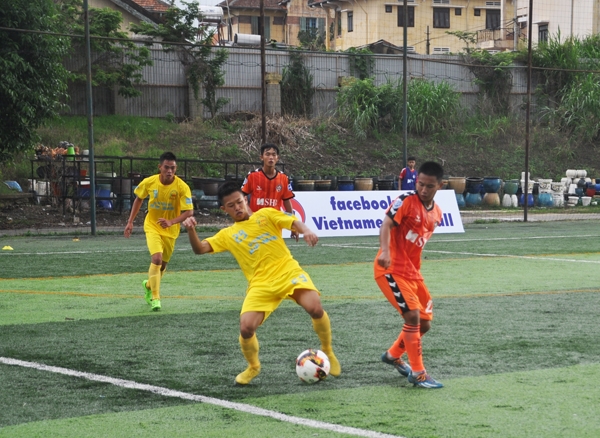 Cầu thủ Lâm Đồng (áo vàng) đang tranh bóng trong trận khai mạc giải hạng nhì quốc gia 2019 gặp Trẻ SHB Đà Nẵng trên sân Đà Lạt