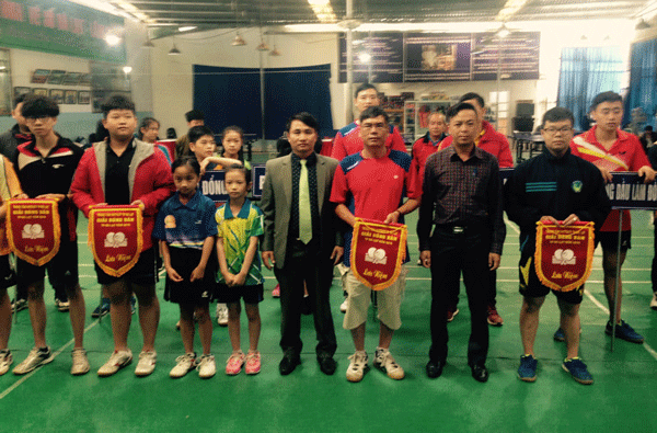 Ban tổ chức giải bóng bàn trao cờ lưu niệm cho các vận động viên