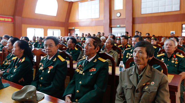 Các đại biểu tham dự buổi Kỷ niệm 60 năm Ngày mở đường Hồ Chí Minh sáng nay. Ảnh: C.PHONG