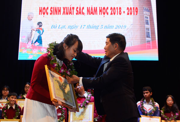 Ông Huỳnh Mỹ - Trưởng Ban Dân tộc tỉnh tặng bằng khen cho học sinh đạt giải Olympic Vật lý Pháp