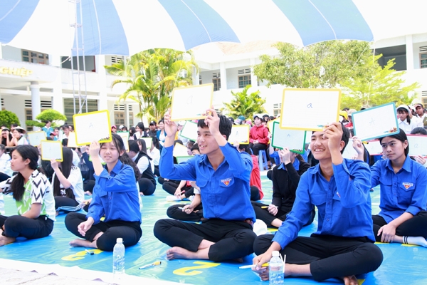 Các em học sinh trường THPT Nguyễn Chí Thanh hào hứng tham gia phần thi Rung chuông vàng, tìm hiểu kiến thức về Luật phòng chống mua bán người