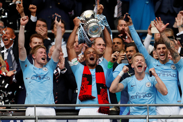 Đội trưởng Kompany giơ cao Cúp FA trên sân Wembley đêm 18/5 - Ảnh: REUTERS