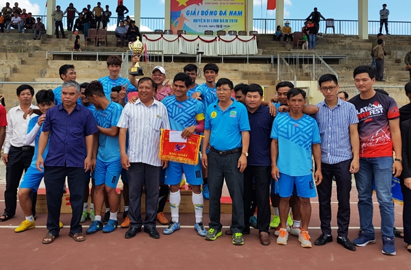 BTC trao chiếc cúp vô địch cho Đội Thanh niên Tân Lâm