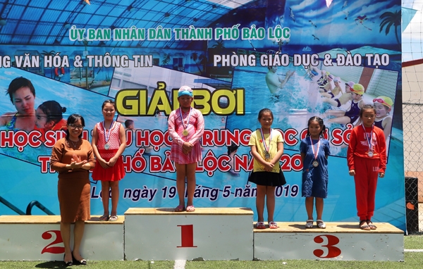 Bảo Lộc: Hơn 180 VĐV nhí tranh tài tại Giải bơi học sinh năm 2019