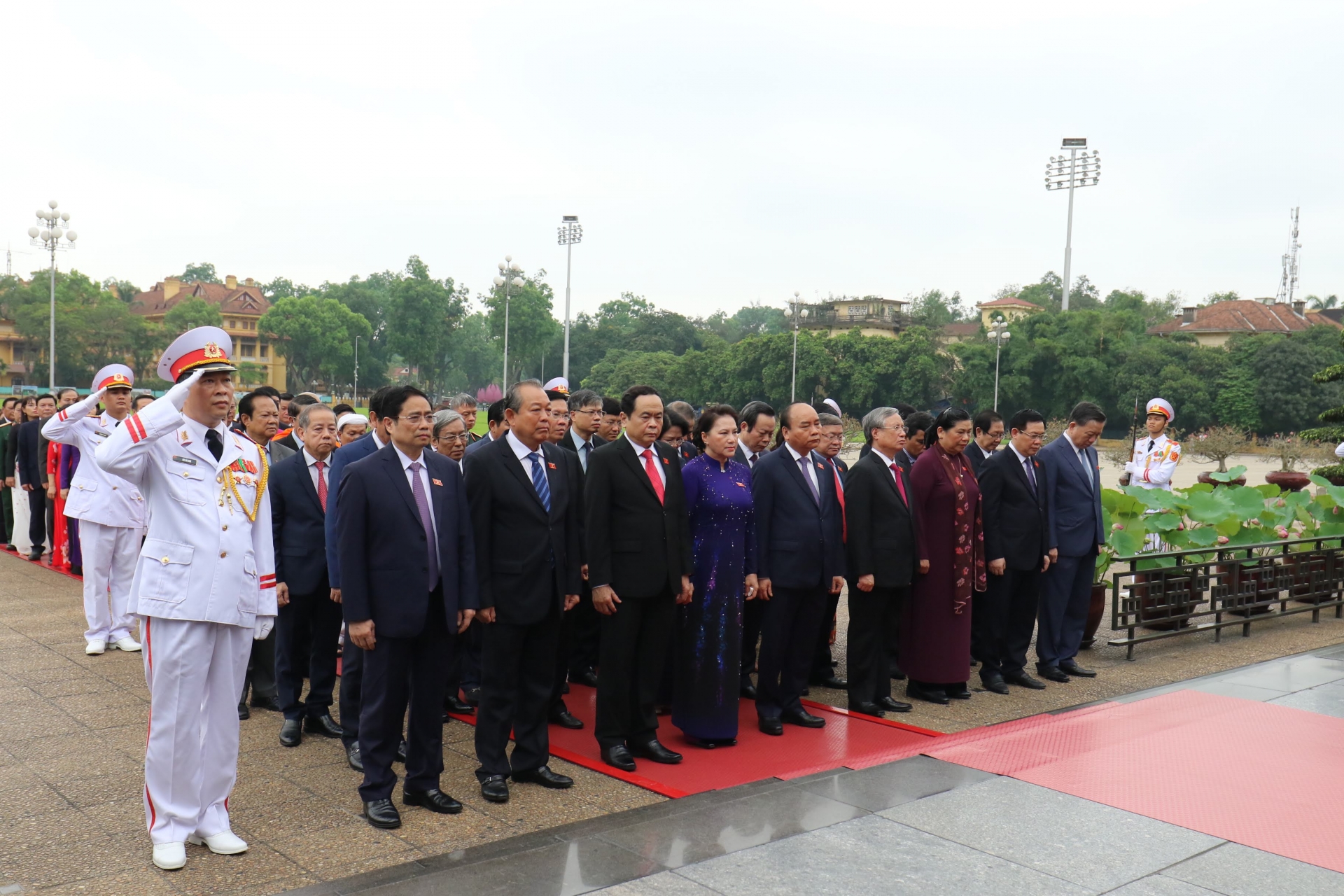 Các vị đại biểu Quốc hội vào Lăng viếng Chủ tịch Hồ Chí Minh. Ảnh VGP