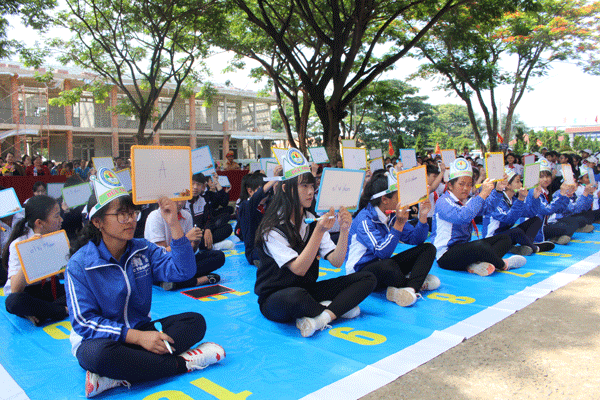 Các em học sinh tham gia phần thi Rung chuông vàng