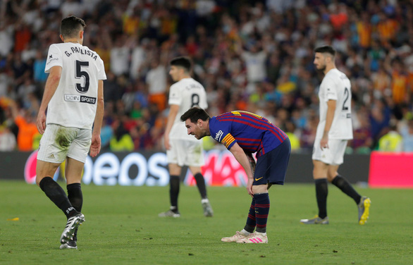 Sự bất lực của Messi trong trận thua Valencia - Ảnh: REUTERS
