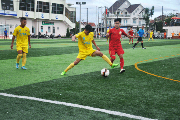 Các cầu thủ Lâm Đồng (áo vàng) trong trận gặp Công an Nhân dân trên sân Đà Lạt 