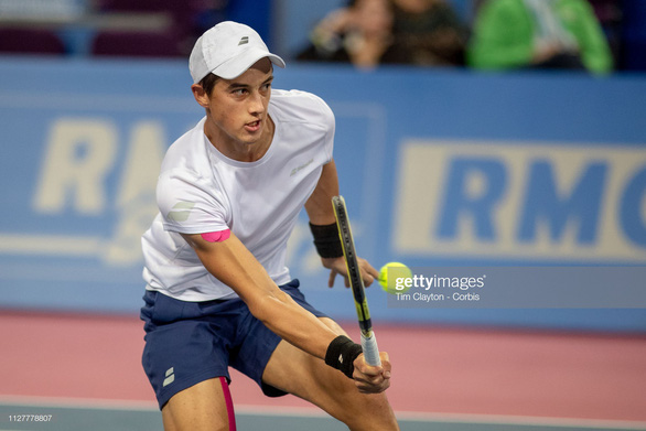 Tay vợt gốc Việt Antoine Hoang vào vòng 2 Roland Garros 2019